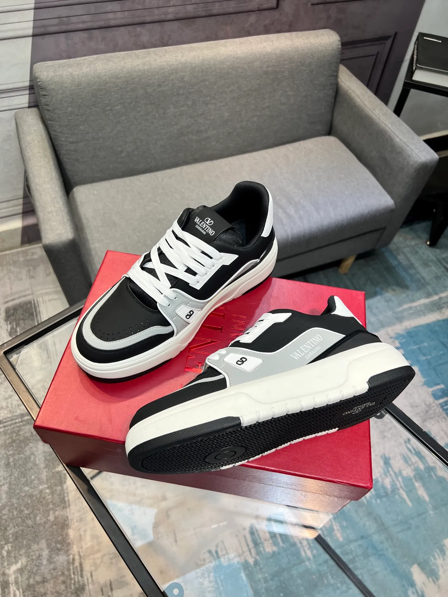 Men's men's shoes 💰660 𝑽𝒂𝒍𝒆𝒏𝒕𝒊𝒏𝒐 Valentino 𝑶𝒏𝒆𝑺𝒕𝒖𝒅 Couple's sneaker series Valentino 2025 latest couple's sneakers, celebrity style, hot sale. The original ZP was purchased and dismantled. Repeated pattern making and modification. I strive to restore the original version 1:1! Top luxury masterpiece, soft and comfortable, combining fashion and leisure, bringing excellent elegant texture and excellent on-foot comfort. Top purchase version upper: imported calfskin surface/original oil edge craftsmanship. Inner: water-dyed cowhide lining. Outsole: original development 𝐓𝐏𝐔 two-color combination outsole. Packaging: original configuration complete package. Code number: 35-44 yards. 34.45 can be customized. Can be customized (self-labeled-no label) order.